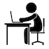 Man med dator vid skrivbord