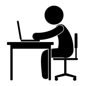 Man med dator vid skrivbord